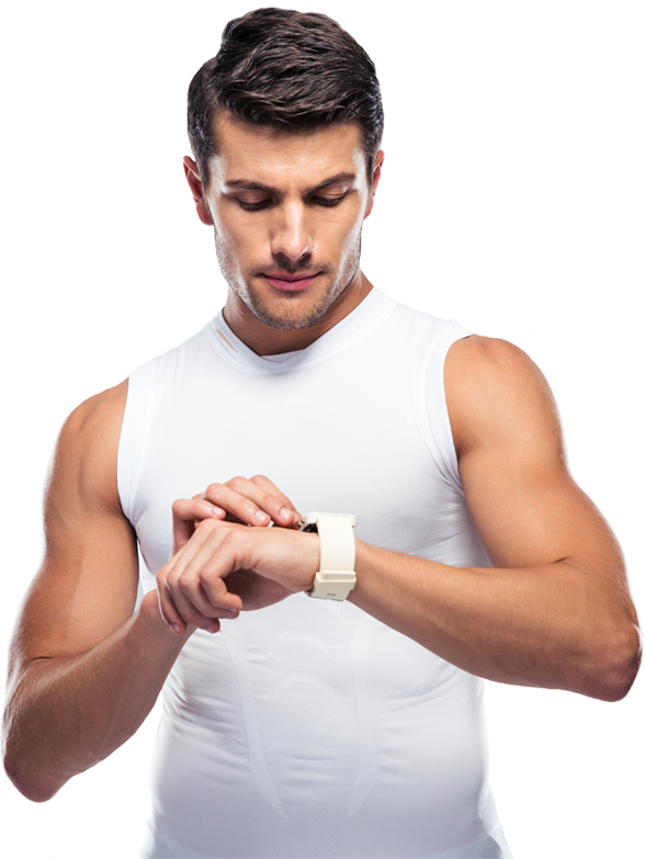 спортивный мужчина в обтягивающей белой майке смотрит на наручные часы тренировки в ems костюме